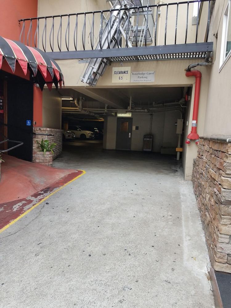 Motel Travelodge By Wyndham Bay 2*